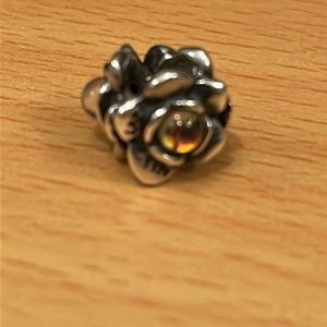 Three flowers Trollbeads one bead. bracelet not included